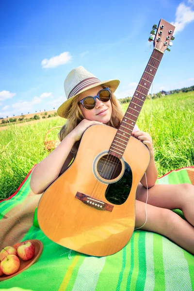 Outdoor Portret Van Een Jong Meisje Met Een Gitaar — Stockfoto