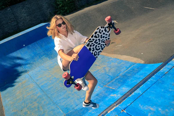 Een Tienermeisje Met Een Skateboard Halfpipe Het Park — Stockfoto