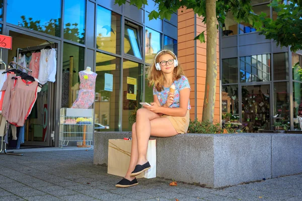 一个十几岁的女孩与冰淇淋在城市购物旅行 — 图库照片