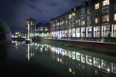 Düsseldorf, Almanya - Eylül, 2016 yaklaşık: Alter Hafen Almanya Dusseldorf kasabasında gece