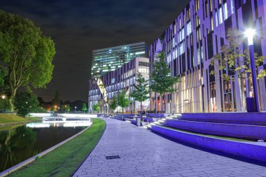 Dusseldorf, Almanya - Eylül, 2016 yaklaşık: Gece tarafından Almanya Koe-Bogen alışveriş merkezi Düsseldorf şehir.