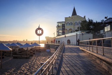 Estoril, Portekiz - Ekim, 2016 yaklaşık: Praia yapmak Tamariz beach Estoril-Cascais, Portekiz