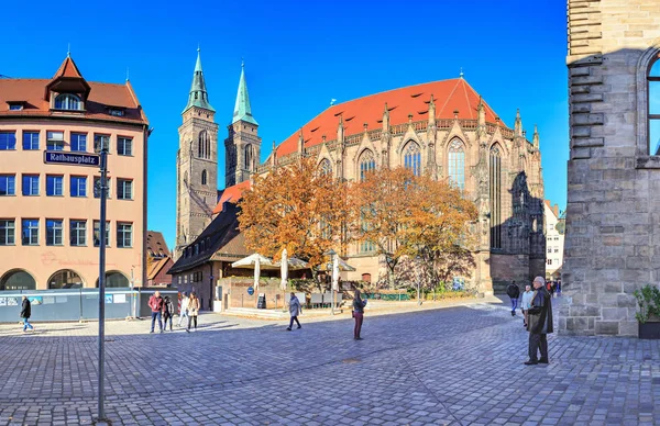 ニュルンベルク ドイツ 2016 サンクト セバルドゥス教会とドイツ ニュルンベルク町市庁舎広場 — ストック写真