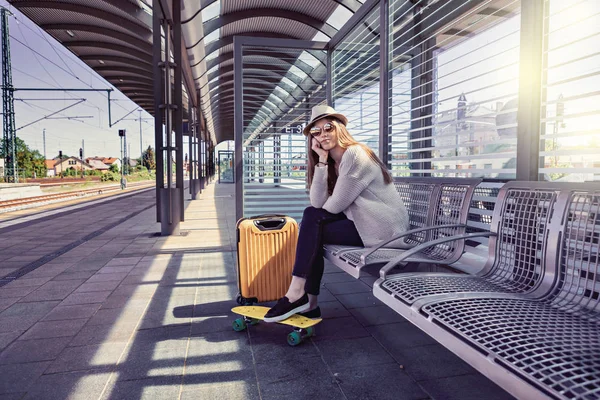 Retrato Uma Adolescente Com Uma Mala Estação Ferroviária — Fotografia de Stock