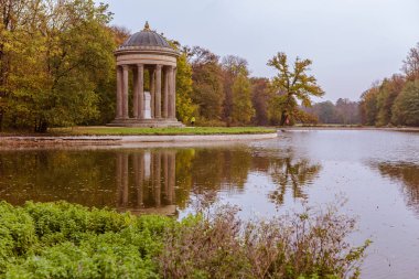 Münih, Bavyera, Almanya - Ekim, 2018 yaklaşık: Park in Nymphenburg Sarayı sonbaharda Münih, Almanya