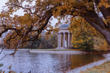Münih, Bavyera, Almanya - Ekim, 2018 yaklaşık: Park in Nymphenburg Sarayı sonbaharda Münih, Almanya