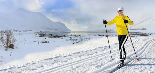 Kvinna Längdskidåkning Det Vintriga Landskapet Norge — Stockfoto