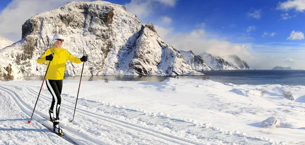 Een Vrouw Langlaufen Het Winterse Landschap Van Noorwegen — Stockfoto