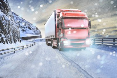 bir kamyon karlı yolda, kargo ve nakliye şirketleri için sembolik resim