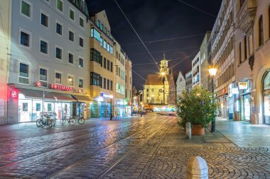Augsburg, Bavyera, Almanya - Ekim, 2018 yaklaşık: Cityscape Augsburg Bavaria, Almanya için gece görünümü
