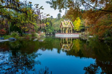 Münih, Bavyera, Almanya - Ekim, 2018 yaklaşık: Nepal pagoda Westpark Bahçe Münih, Almanya