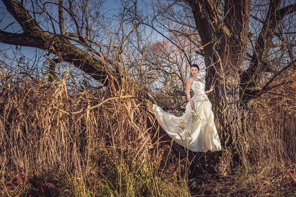 Portrait Extérieur Une Mariée Avec Bouquet Nuptial Dans Une Robe — Photo