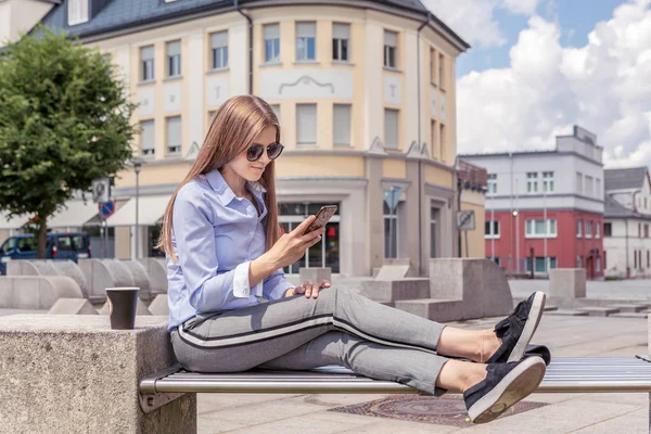 Porträt Eines Jungen Mädchens Der Stadt Der Pause — Stockfoto