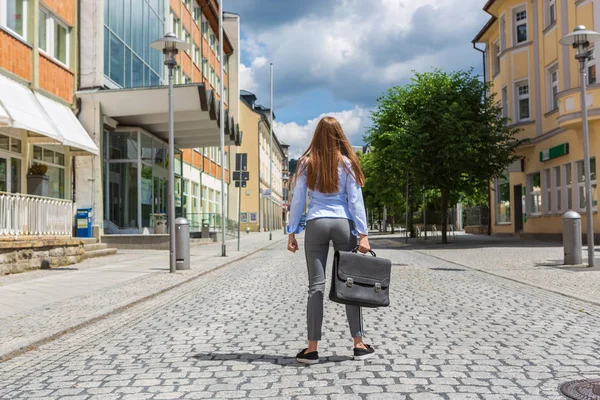 Symbolisk Bild Karriärmöjligheterna För Unga Kvinnliga Arbetssökande — Stockfoto