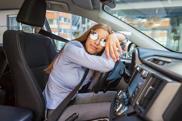 Young Girl Driving Car Town — Stock Photo, Image