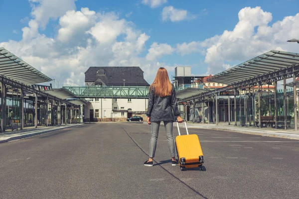 Портрет Молодой Девушки Автобусной Железнодорожной Станции — стоковое фото