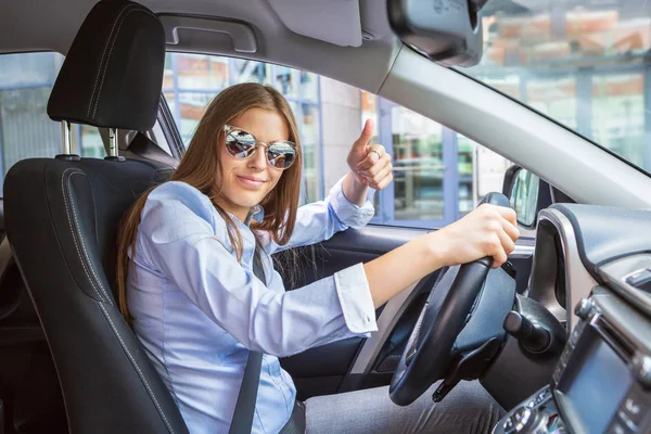 Una Joven Conduciendo Coche Ciudad — Foto de Stock