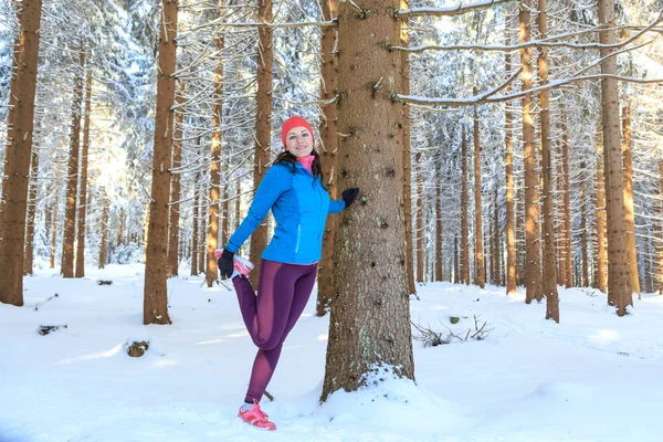 Ung Kvinna Joggar Den Vintriga Skogen — Stockfoto