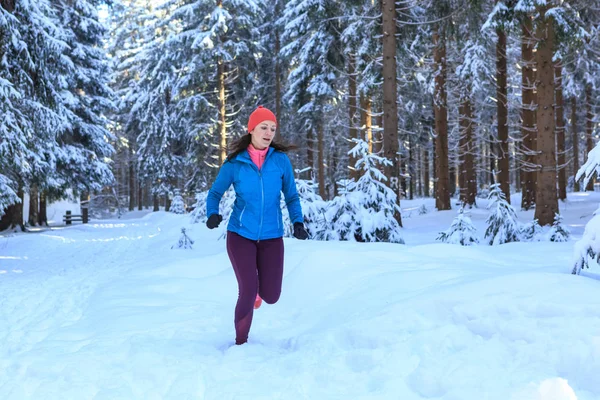 Ung Kvinna Joggar Den Vintriga Skogen — Stockfoto