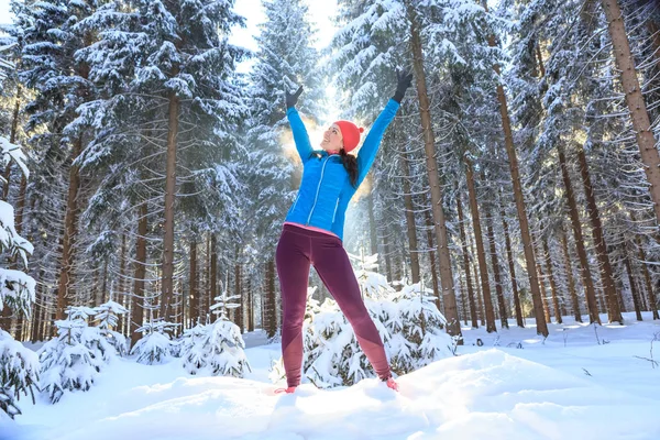 Een Jonge Vrouw Joggen Het Winterse Forest — Stockfoto