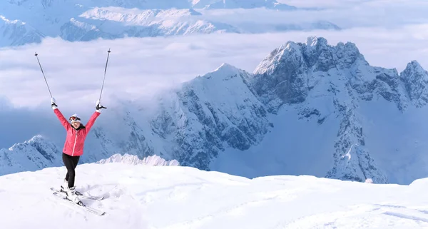 一个年轻的女人在山上滑雪 — 图库照片