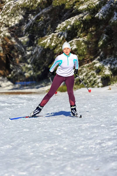 Женщина Беговых Лыжах Ланглауф Бегает Зимнем Лесу — стоковое фото