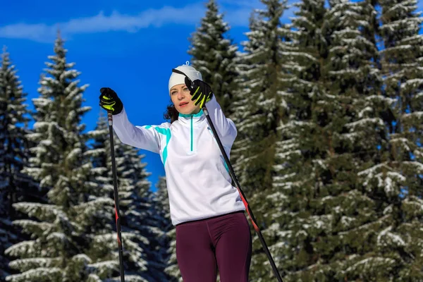 Una Mujer Esquí Fondo Langlauf Corriendo Bosque Invernal — Foto de Stock