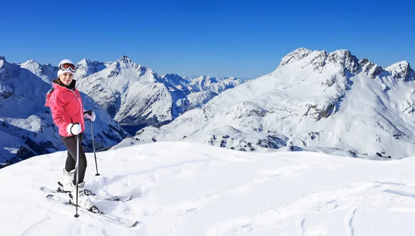 一个年轻的女人在山上滑雪 — 图库照片