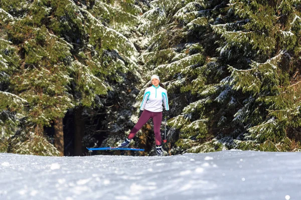 Una Donna Allo Sci Fondo Langlauf Che Corre Nella Foresta — Foto Stock