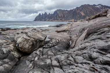 Norveç 'teki Tungeneset pikniğinden Senja Adası manzarası