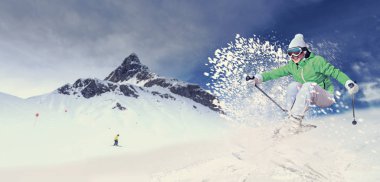 Dinamik bir kayakçı Alpleri'nde pist üzerinde fotoğrafını