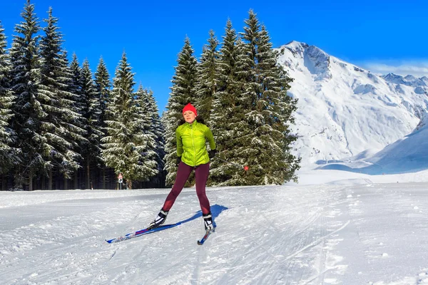 Kros kayağı yapan bir kadın ya da kış ormanlarında koşan bir langlauf.