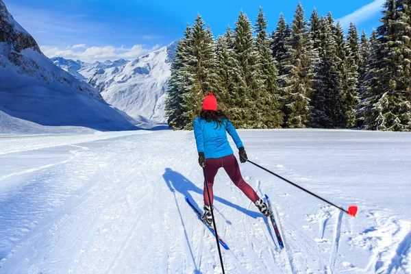 Uma Mulher Esqui Cross Country Langlauf Correndo Floresta Invernal — Fotografia de Stock