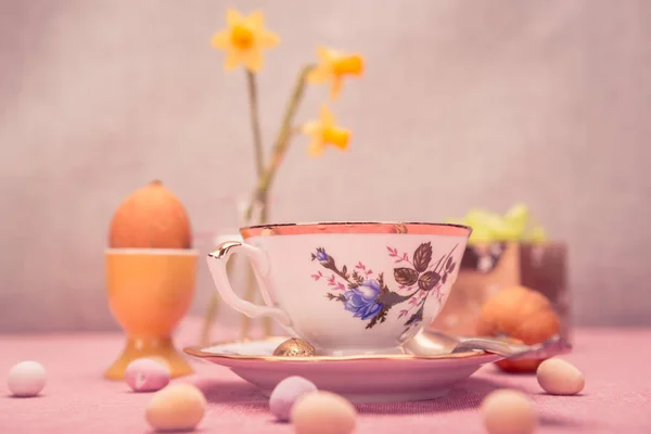 Die Osterinstallation Mit Einer Tasse Narzissen Und Süßigkeiten — Stockfoto