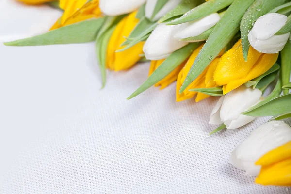 beyaz ve sarı laleler ile bir Paskalya yükleme