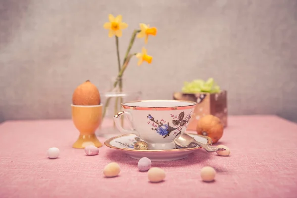 Die Osterinstallation Mit Einer Tasse Narzissen Und Süßigkeiten — Stockfoto