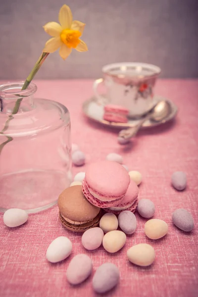 Instalación Pascua Con Una Taza Huevo Regalos — Foto de Stock