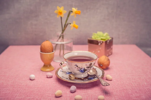 Die Osterinstallation Mit Einer Tasse Narzissen Und Süßigkeiten — Stockfoto