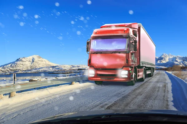 bir kamyon karlı yolda, kargo ve nakliye şirketleri için sembolik resim