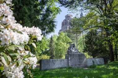 Leipzig, Almanya - Mart, 2018 yaklaşık: Suedfriedhof uluslar, Leipzig, Almanya Savaş Anıtı önünde