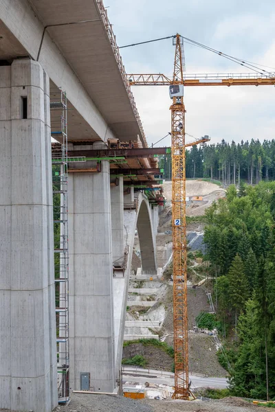 建造新的冰铁路线和隧道 Ebensfeld 爱尔福特 Dunkeltalbruecke 在德国图林根州的隧道 Rehberg — 图库照片