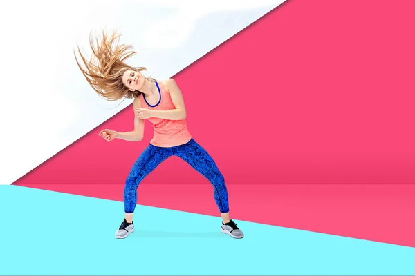 Молода Дівчина Спортивному Одязі Танцюючи Аеробіку Або Фізичні Вправи — стокове фото