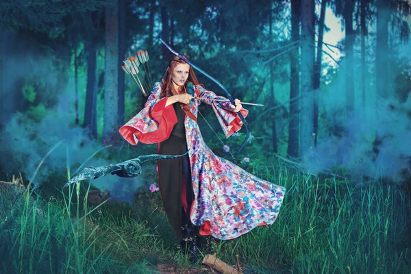 Ritratto All Aperto Elfo Femmina Con Arco Una Foresta Magica — Foto Stock