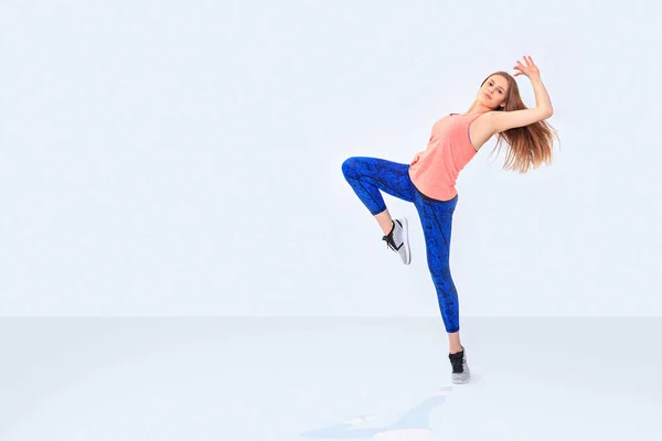 Uma Jovem Vestido Desportivo Dançando Aeróbica Exercício Fitness — Fotografia de Stock