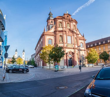 Wuerzburg, Almanya - yaklaşık Ağustos, 2018: Aziz Peter ve Paul Kilisesi Wuerzburg, Almanya