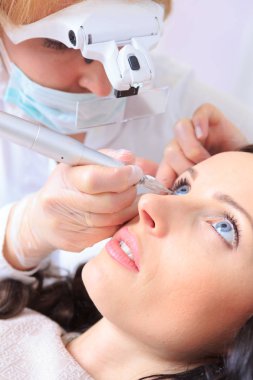 kalıcı makyaj tedavisi güzellik salonunda, alma tarafından bir kadın yüzü closeup