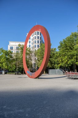 Münih, Bavyera, Almanya - Eylül 2018: Münih, Almanya 'da Karl-Stuetzel-Platz.
