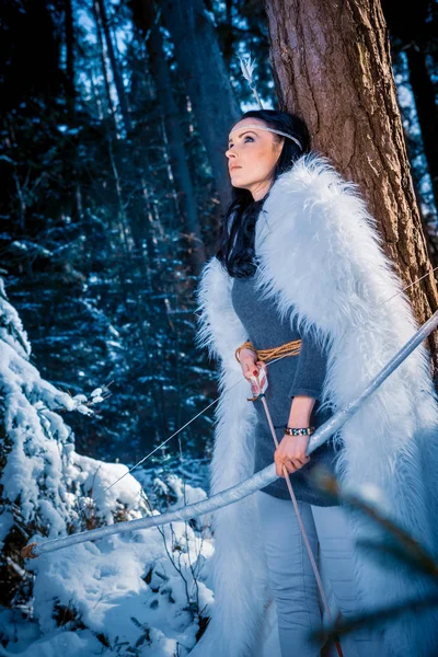 Female Elf Bow Wintry Forest — Stock Photo, Image