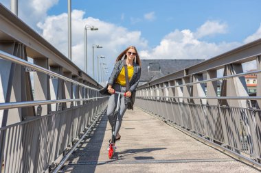 otobüs ve tren istasyonunda