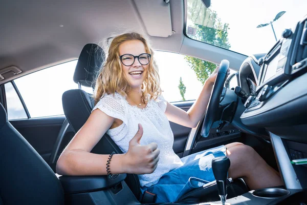 Führerscheinprüfung erfolgreich bestanden — Stockfoto